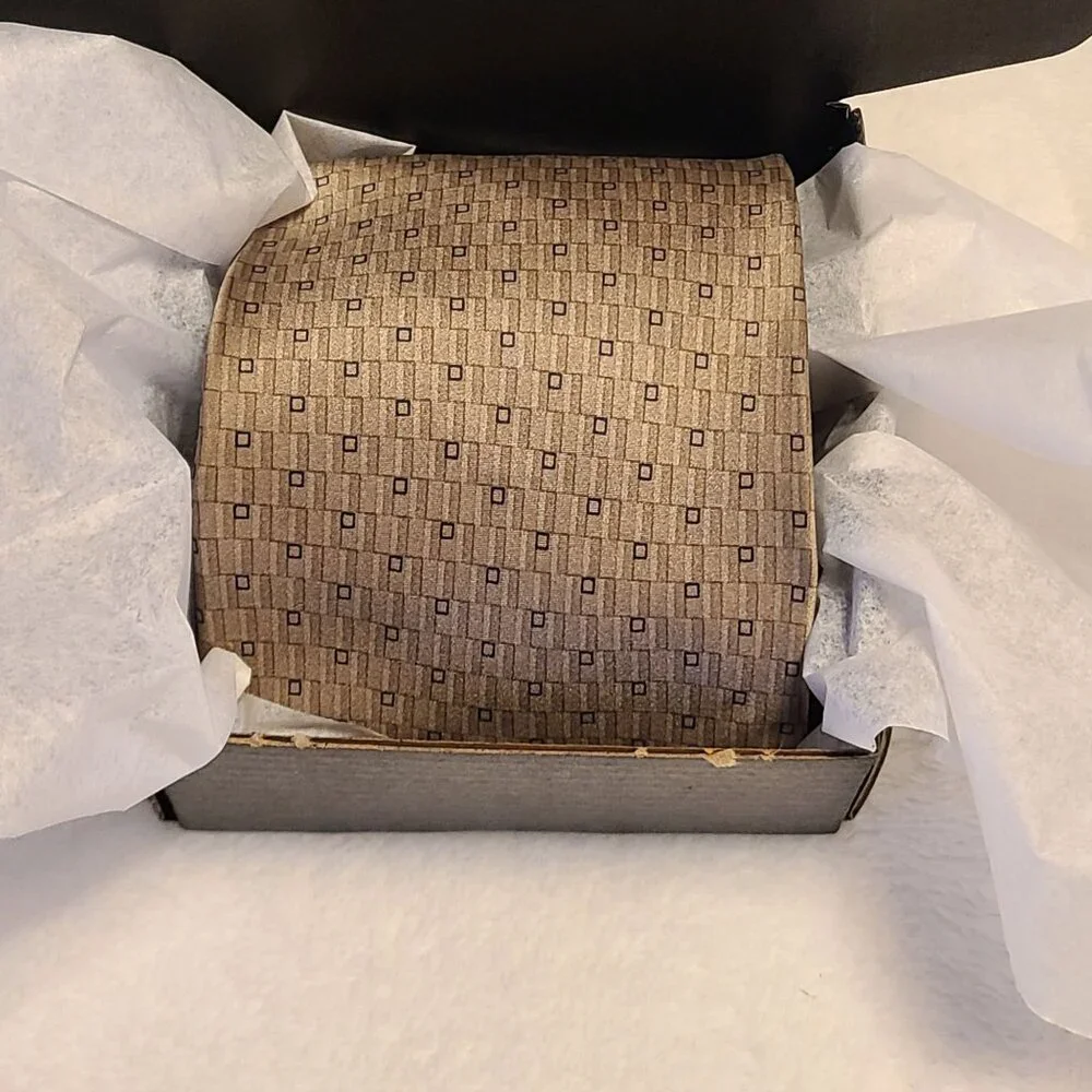 Jones New York Men's Tie 100% Imported Silk Made In USA Tan Geometric Pattern - Picture 10 of 10
